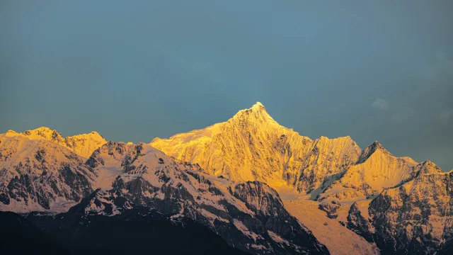 金辉照雪山巅