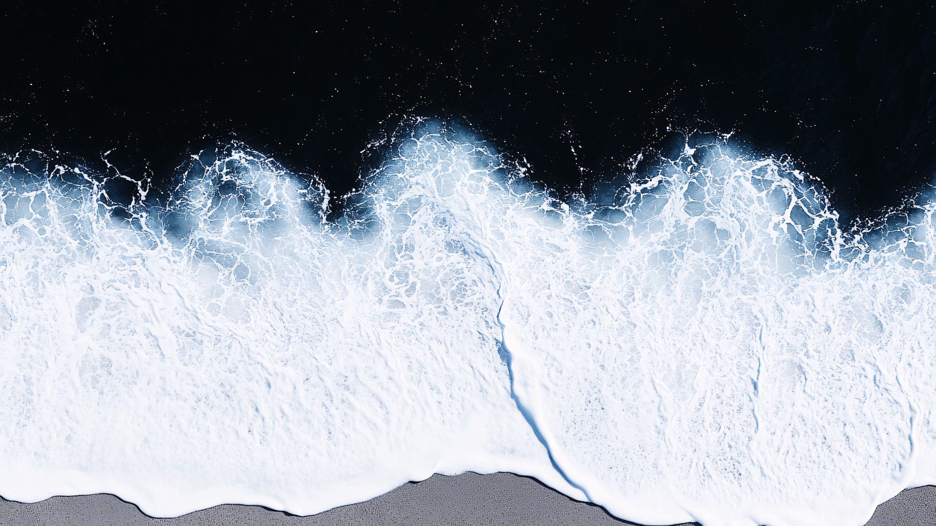 海浪拍岸图