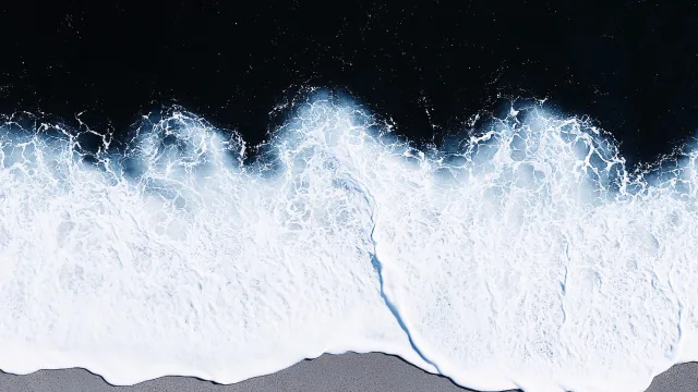 海浪拍岸图