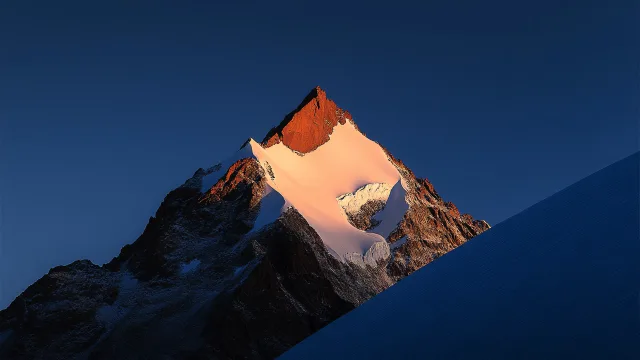 雪峰映朝霞