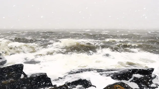雪浪拍礁石