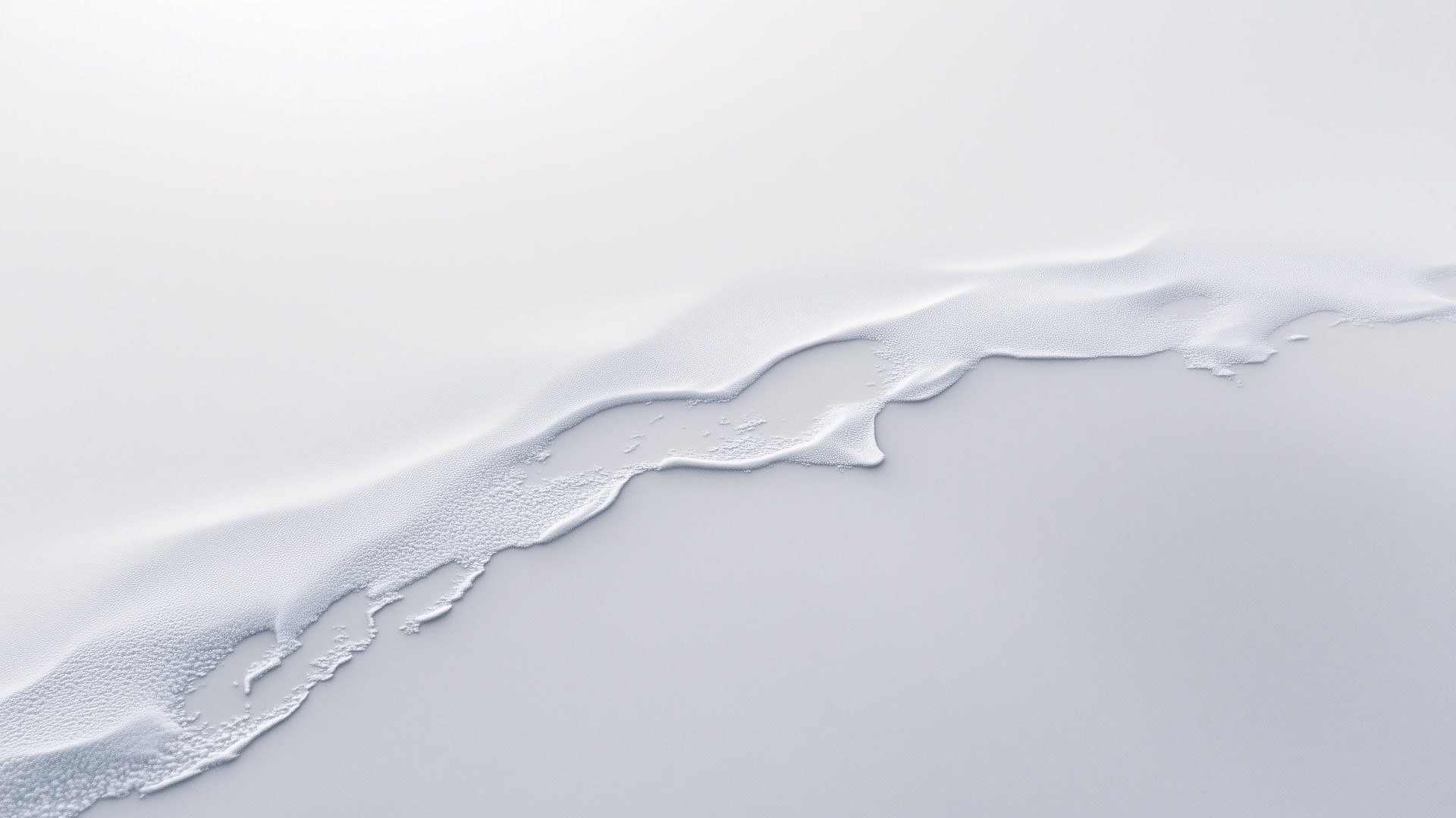 雪浪轻抚海岸