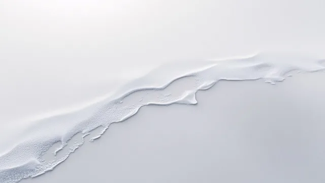 雪浪轻抚海岸