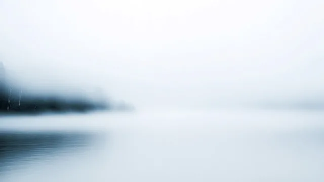 雾锁静谧湖面