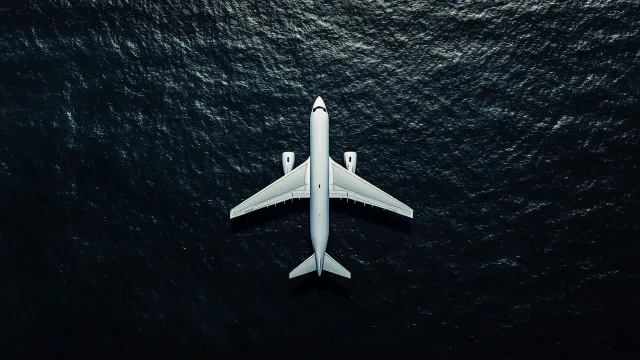 飞机飞越深海