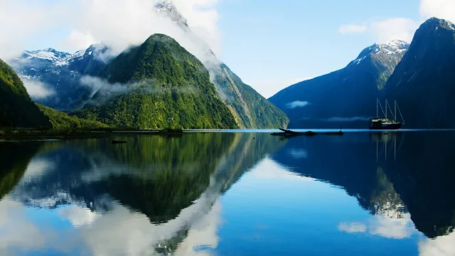 山水倒影湖