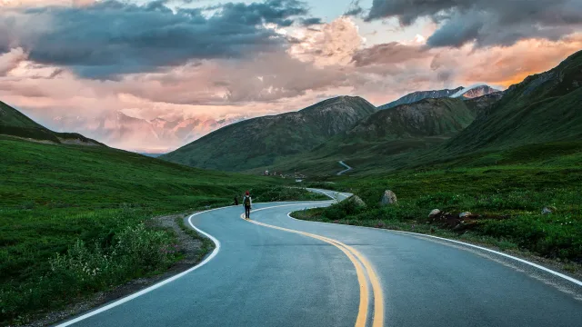 山间蜿蜒公路