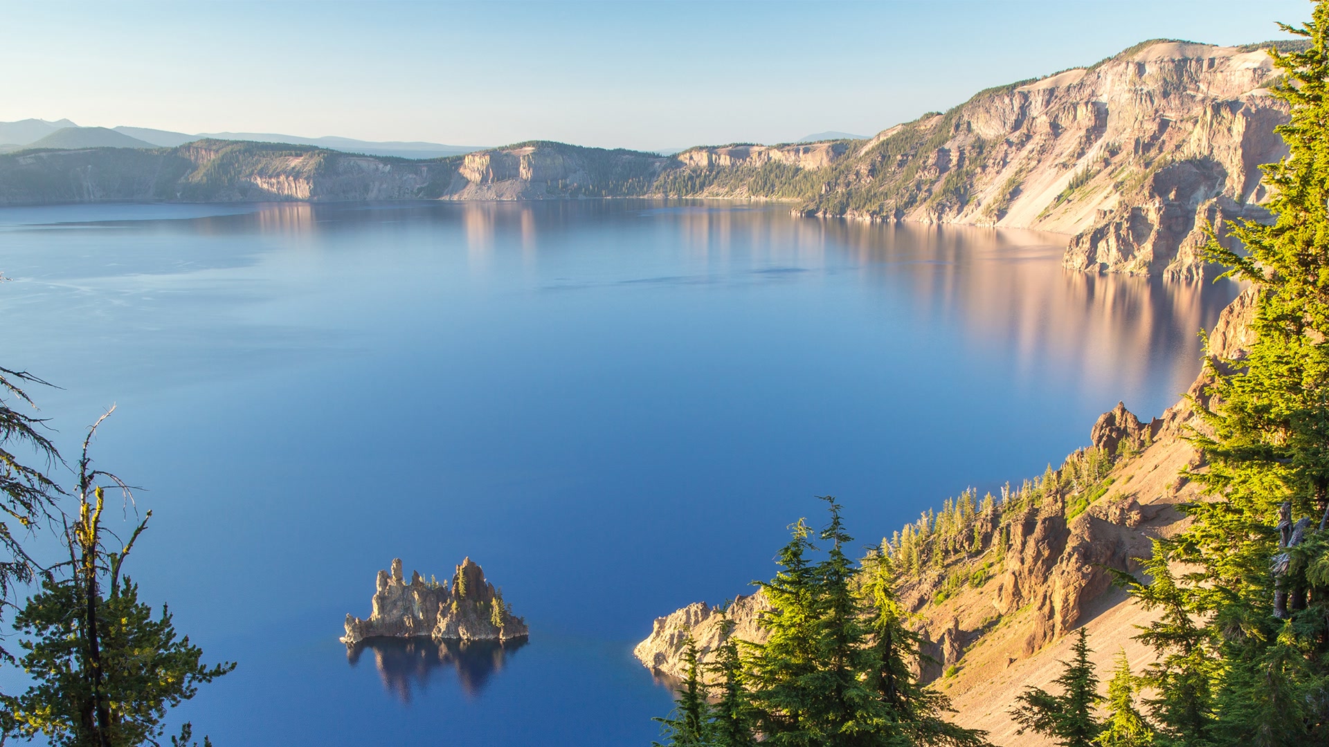 幽蓝火山湖景