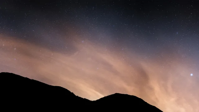 星河映山峦