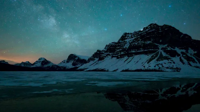 星河映雪山