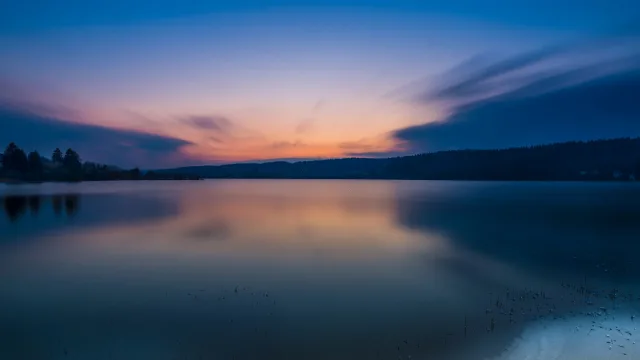 暮色湖光倒影
