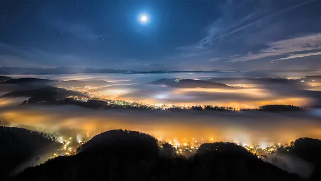 月夜云海山城