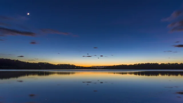 月照湖面静谧