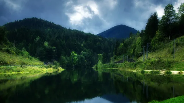湖光山色映云