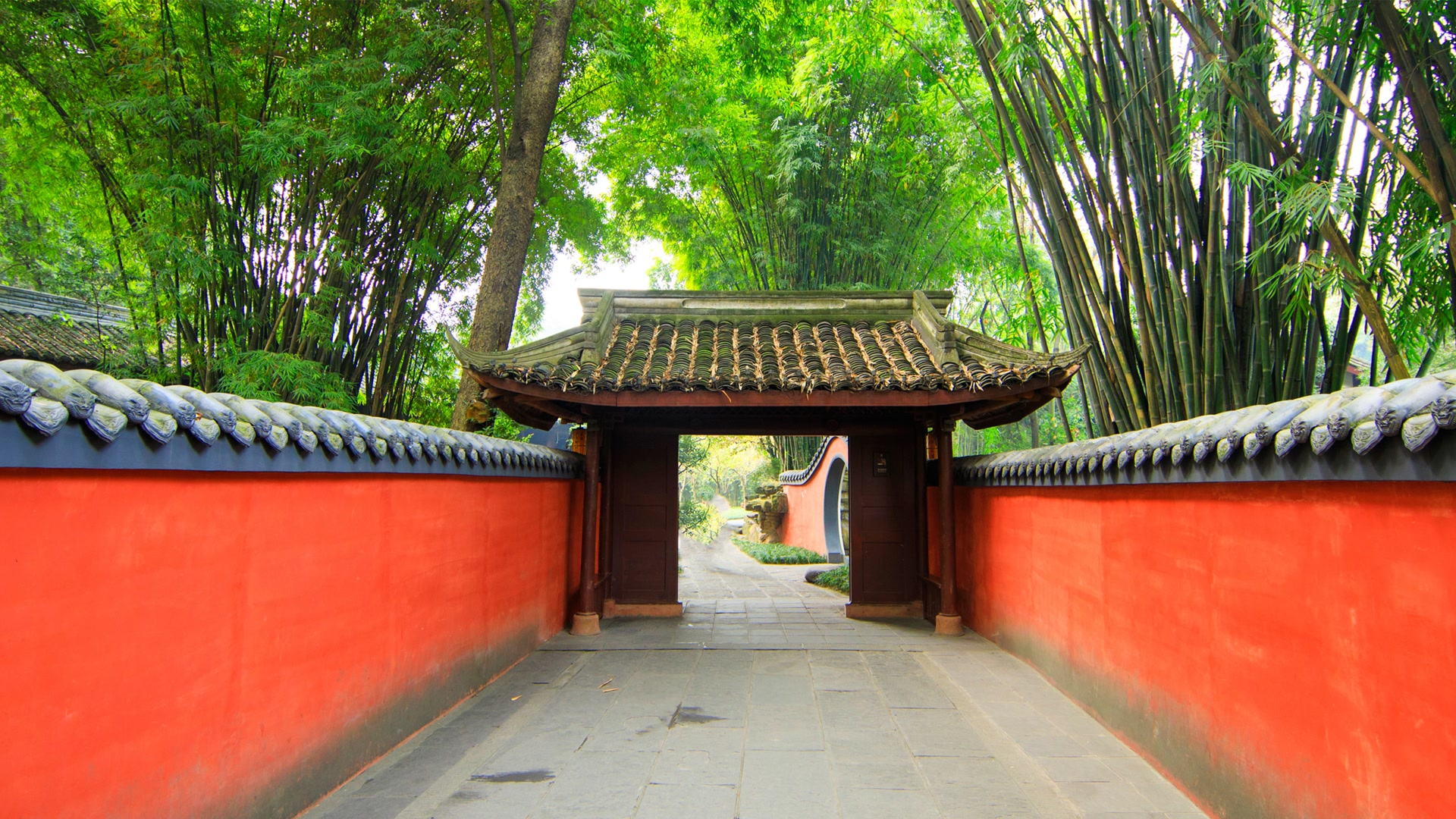 红墙竹影古门
