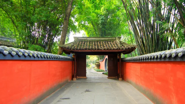 红墙竹影古门