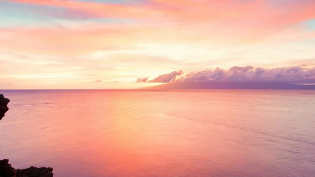 落日余晖映海