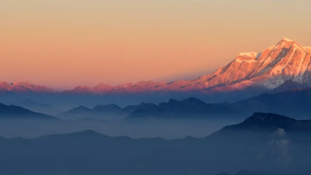 雪山云海日出