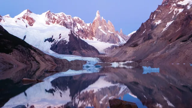 雪山倒影湖