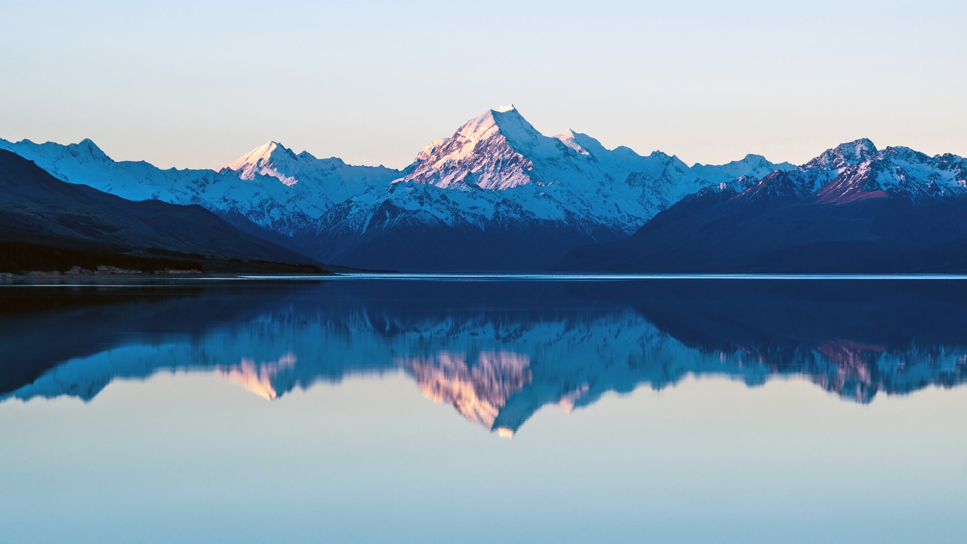 雪山倒影湖