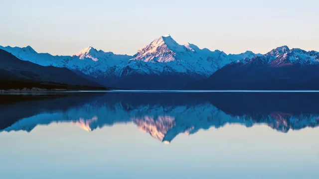 雪山倒影湖