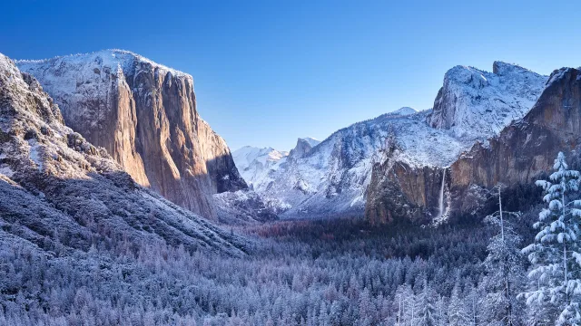 雪山峡谷冬景