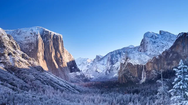 雪山峡谷冬景