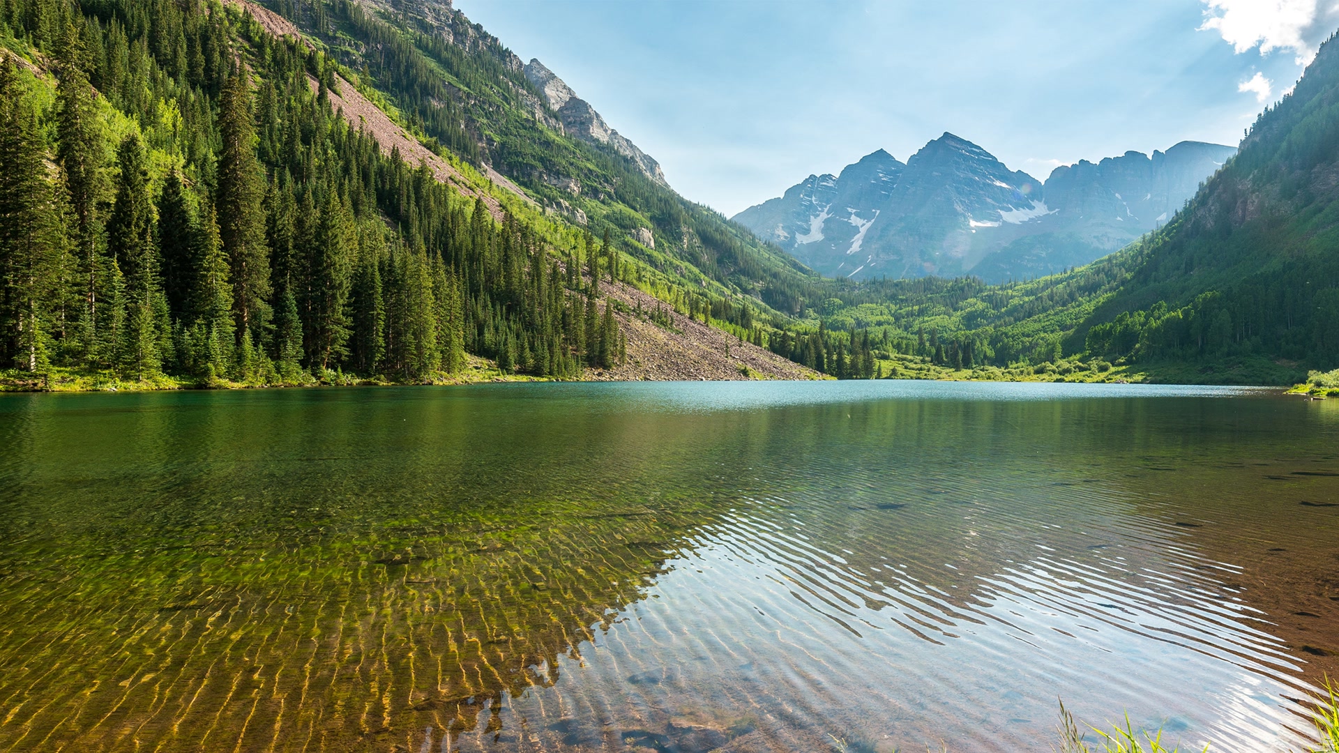 静谧山湖倒影