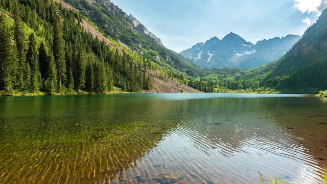 静谧山湖倒影