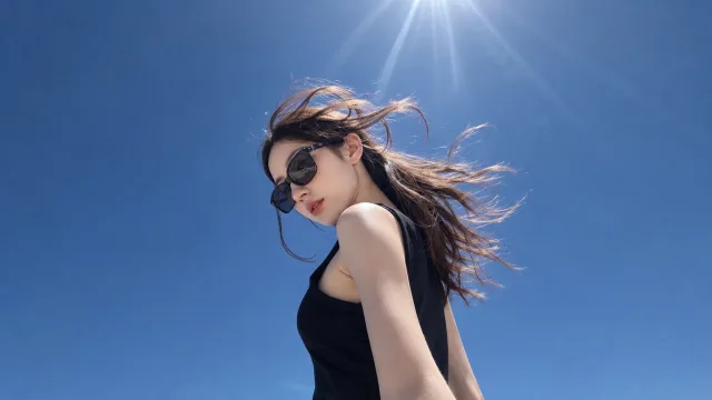 夏日风吹发梢