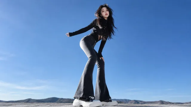 蓝天下的时尚少女