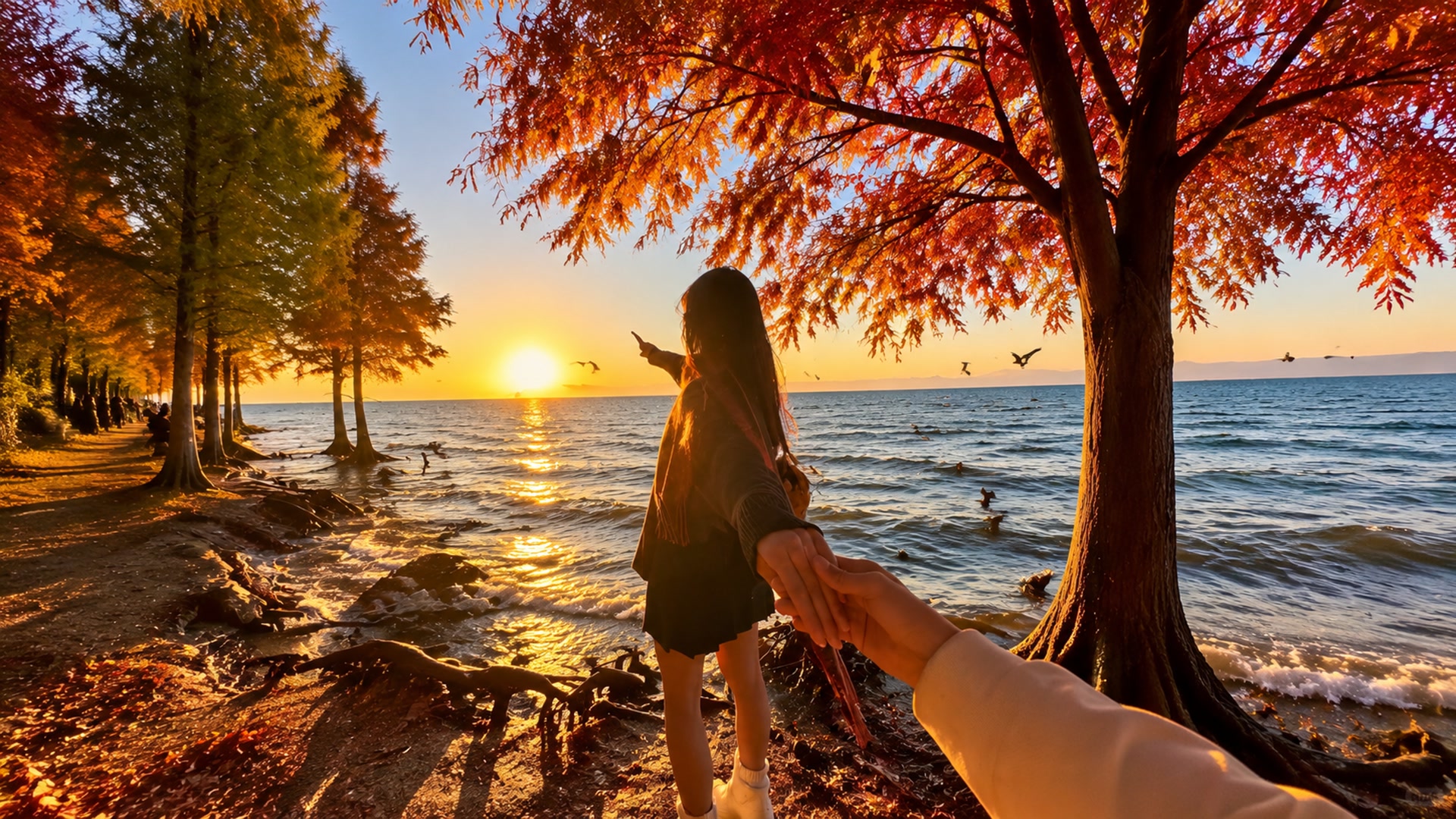 秋日湖畔牵手夕阳