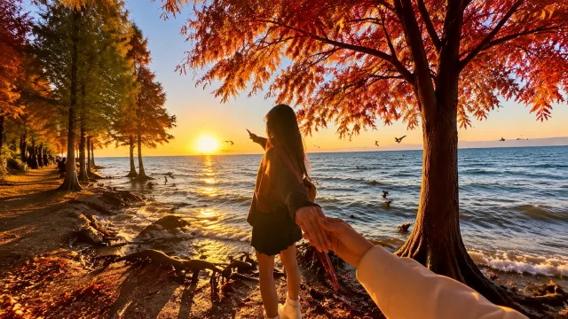 秋日湖畔牵手夕阳