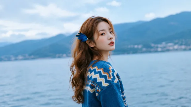 湖畔蓝羽回眸