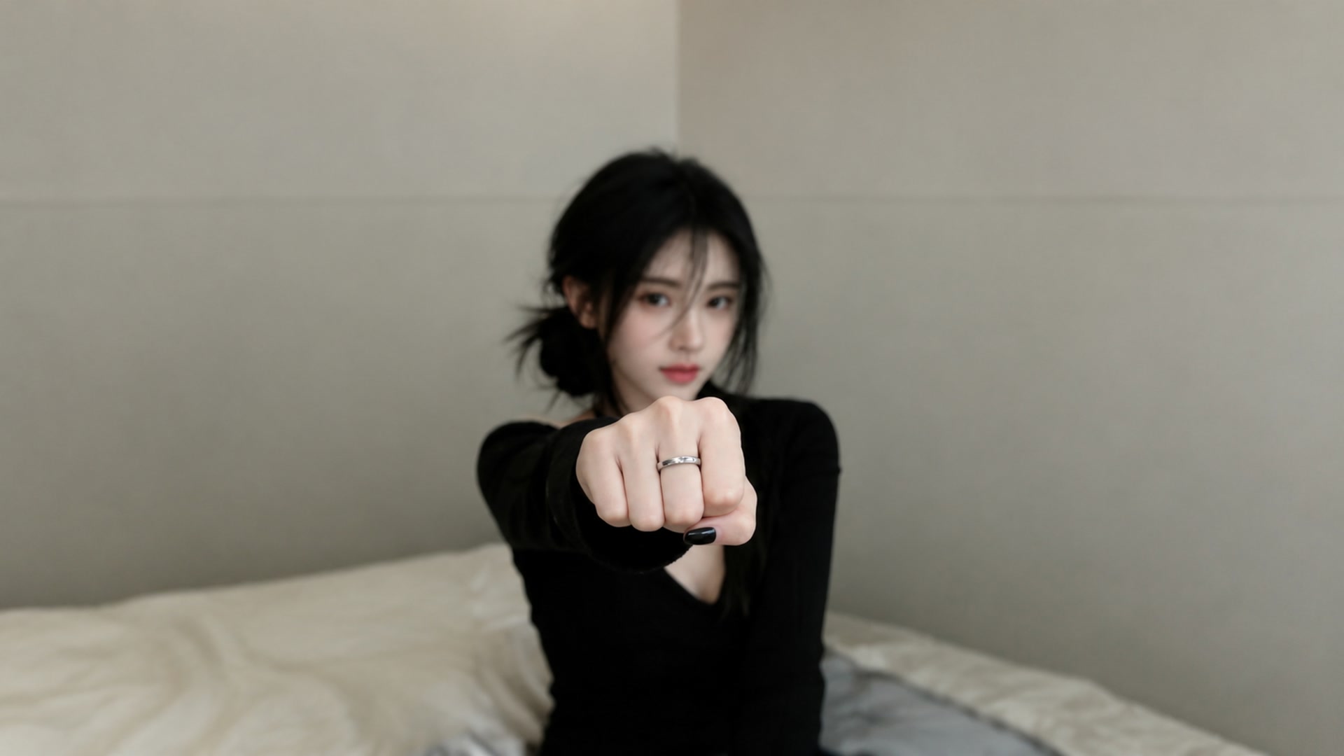 黑衣少女出拳