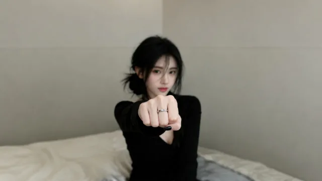 黑衣少女出拳