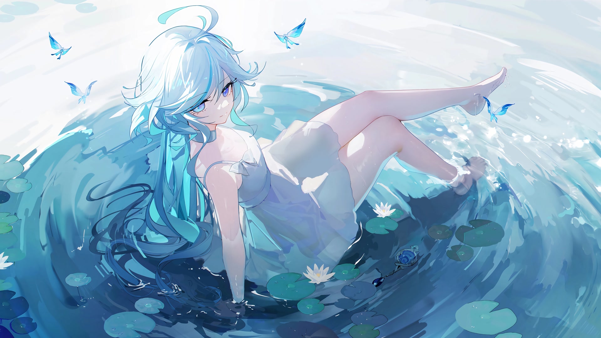 蓝发少女戏水