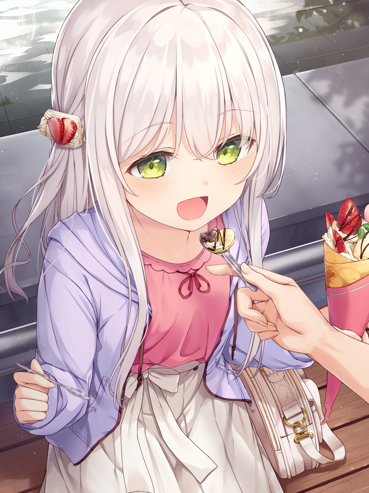 少女喂食草莓