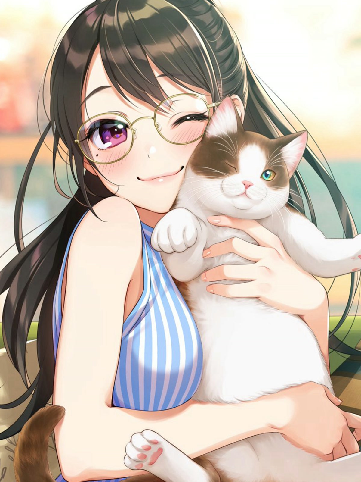 少女抱猫微笑