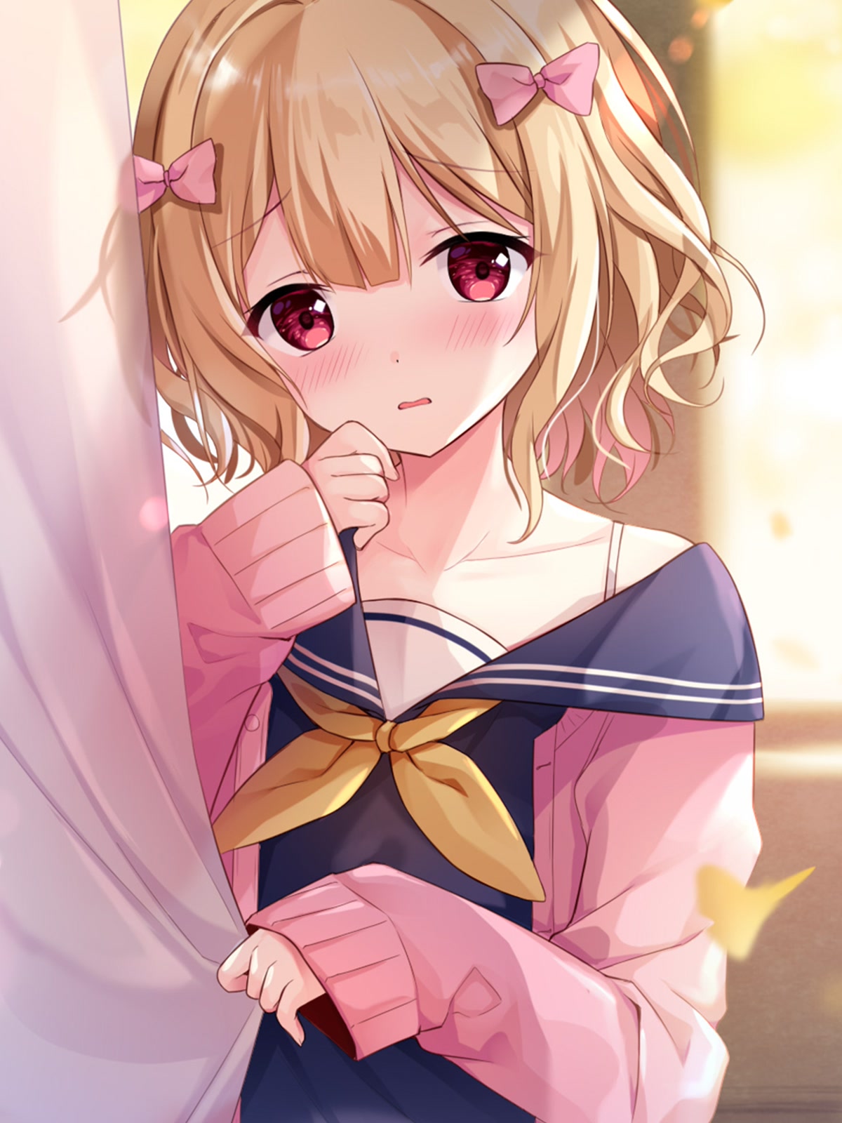 少女轻掩红唇