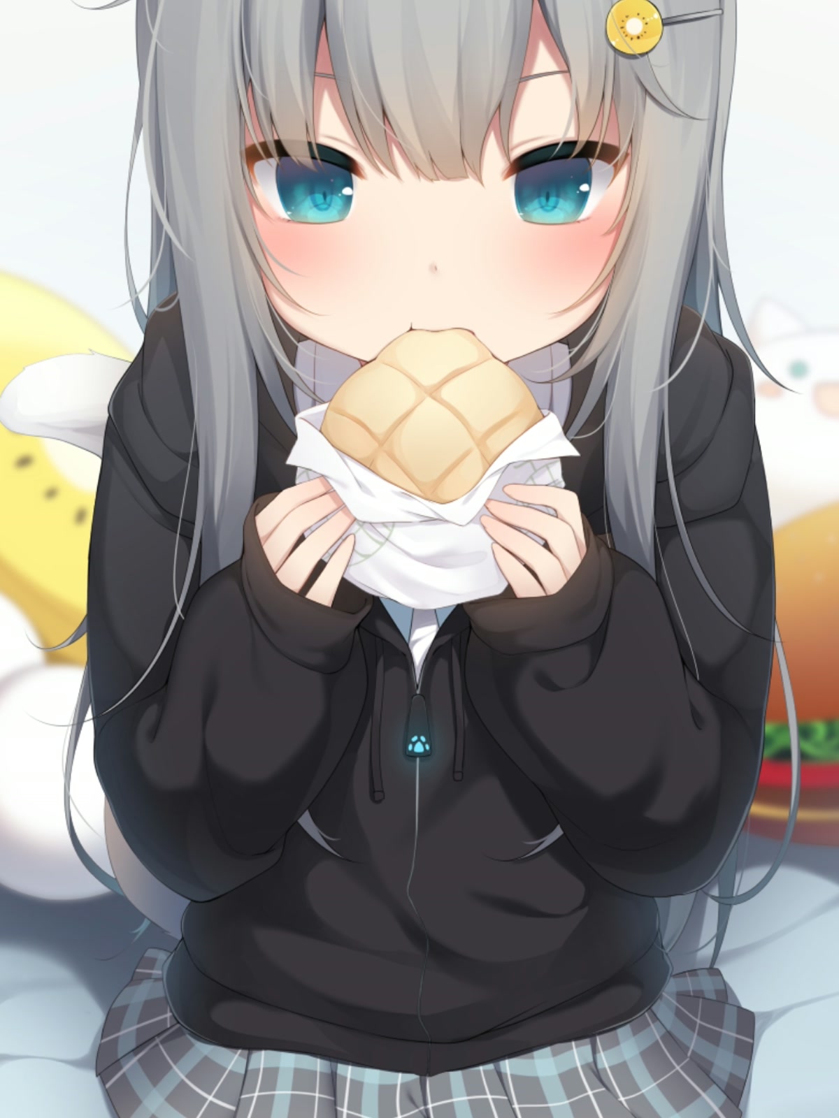 灰发少女吃面包