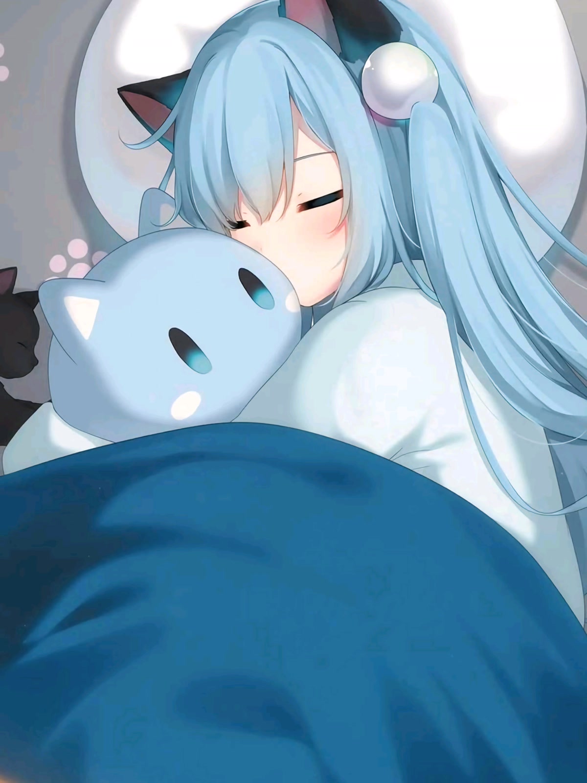 蓝发少女抱猫睡