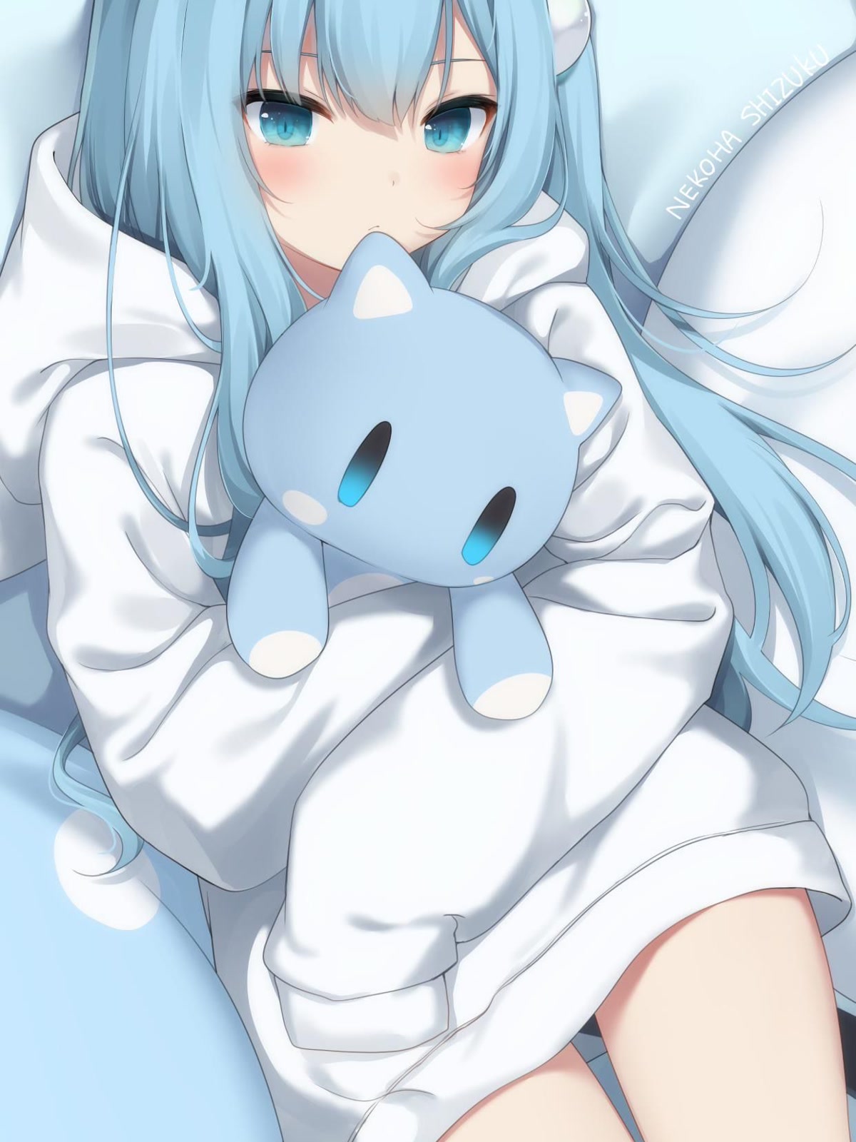 蓝发少女抱猫