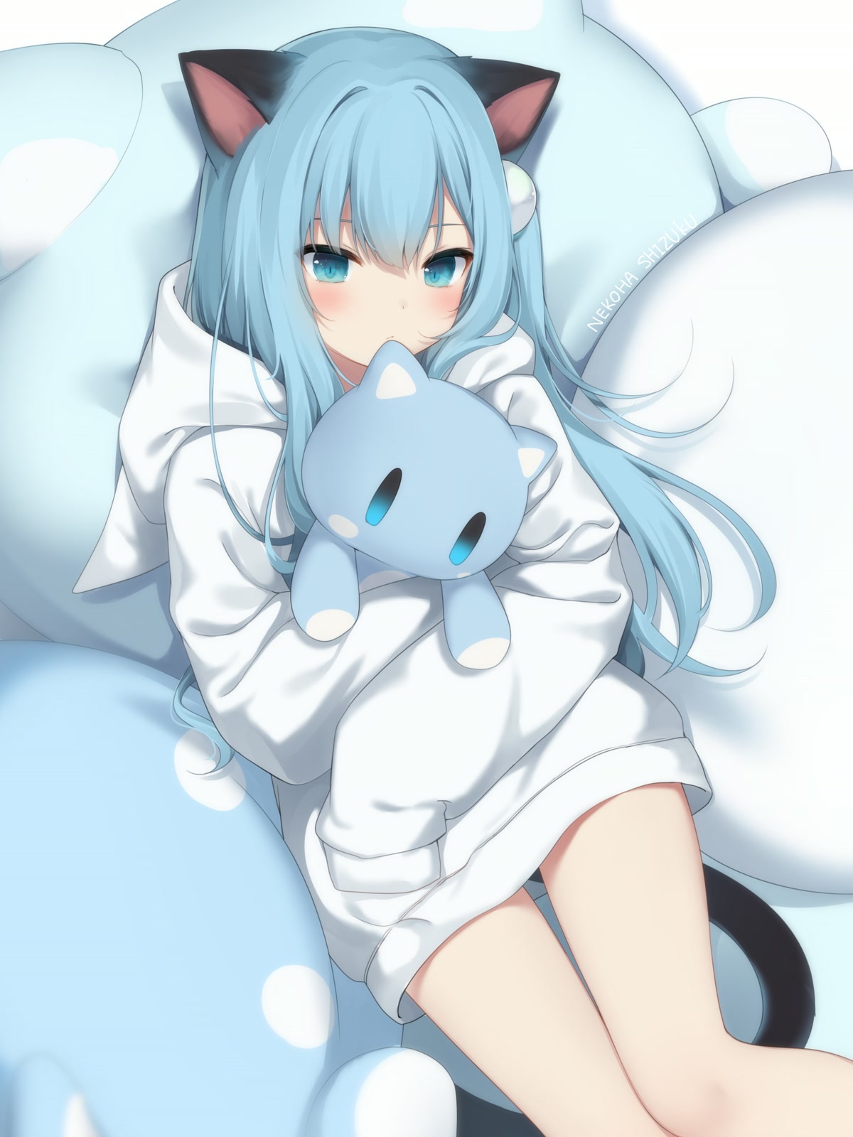 蓝发少女抱猫
