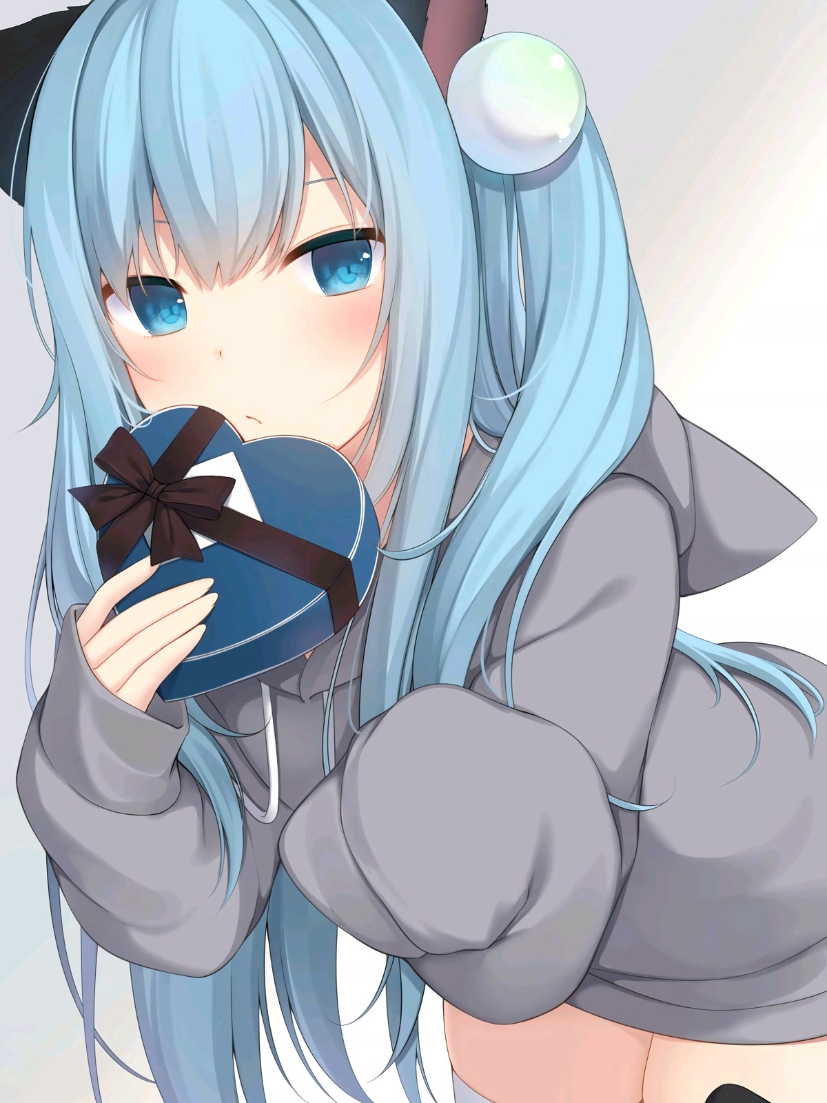 蓝发少女抱礼盒