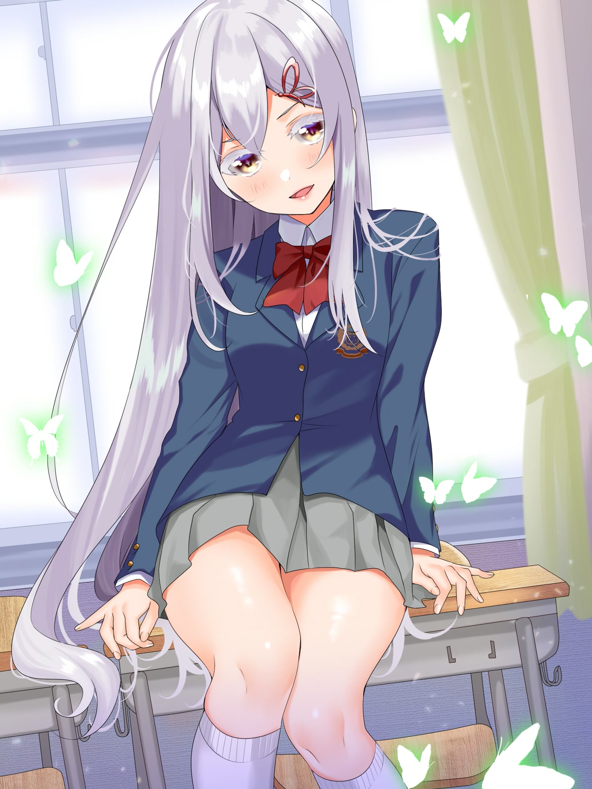 银发少女坐课桌