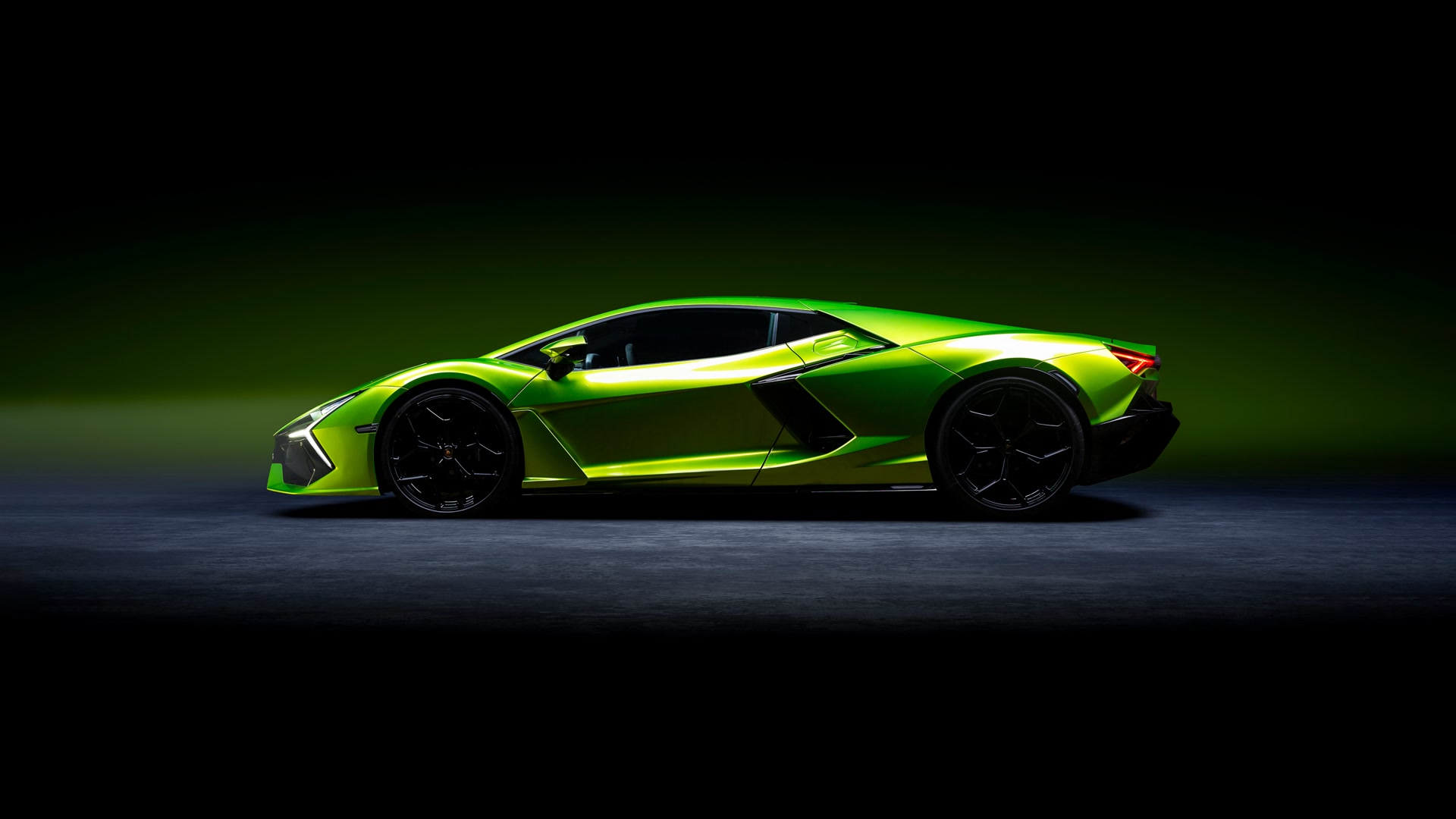 绿影跑车侧影