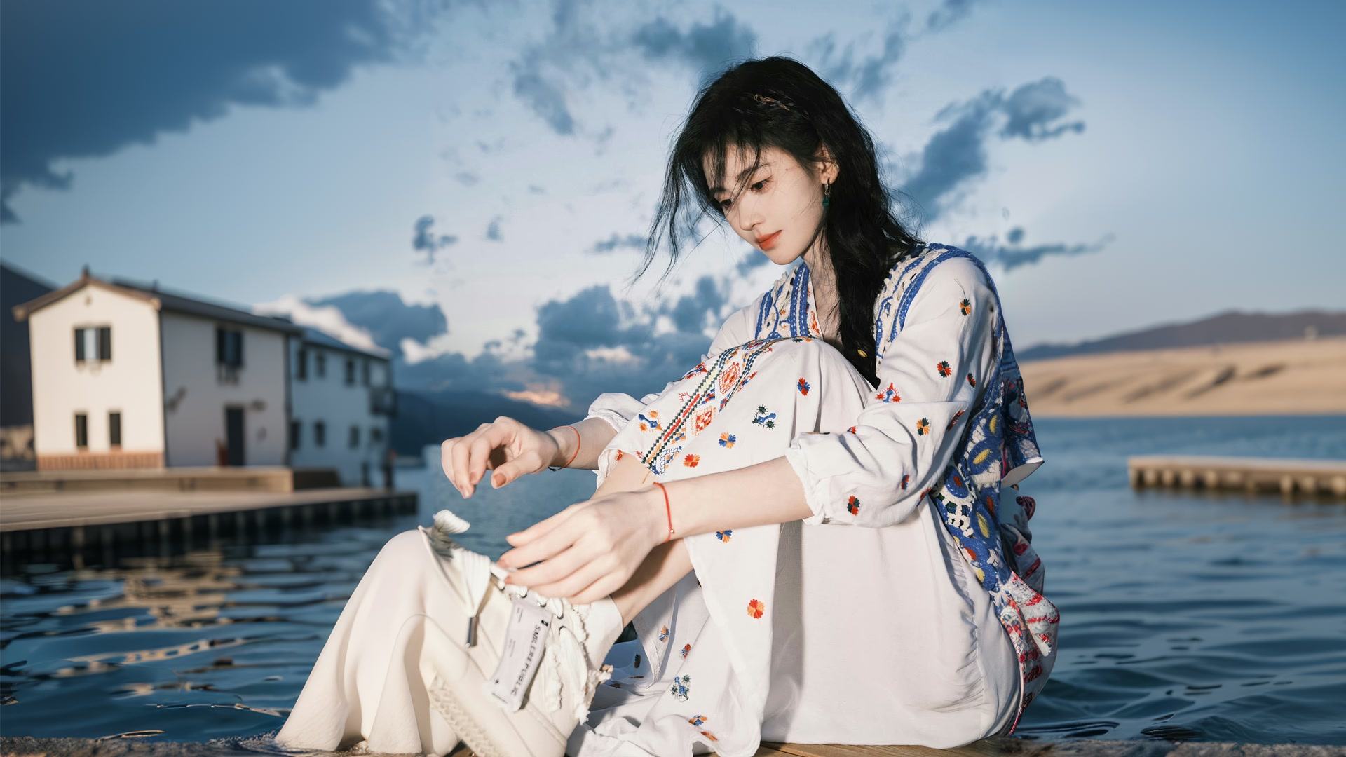 水边白衣少女