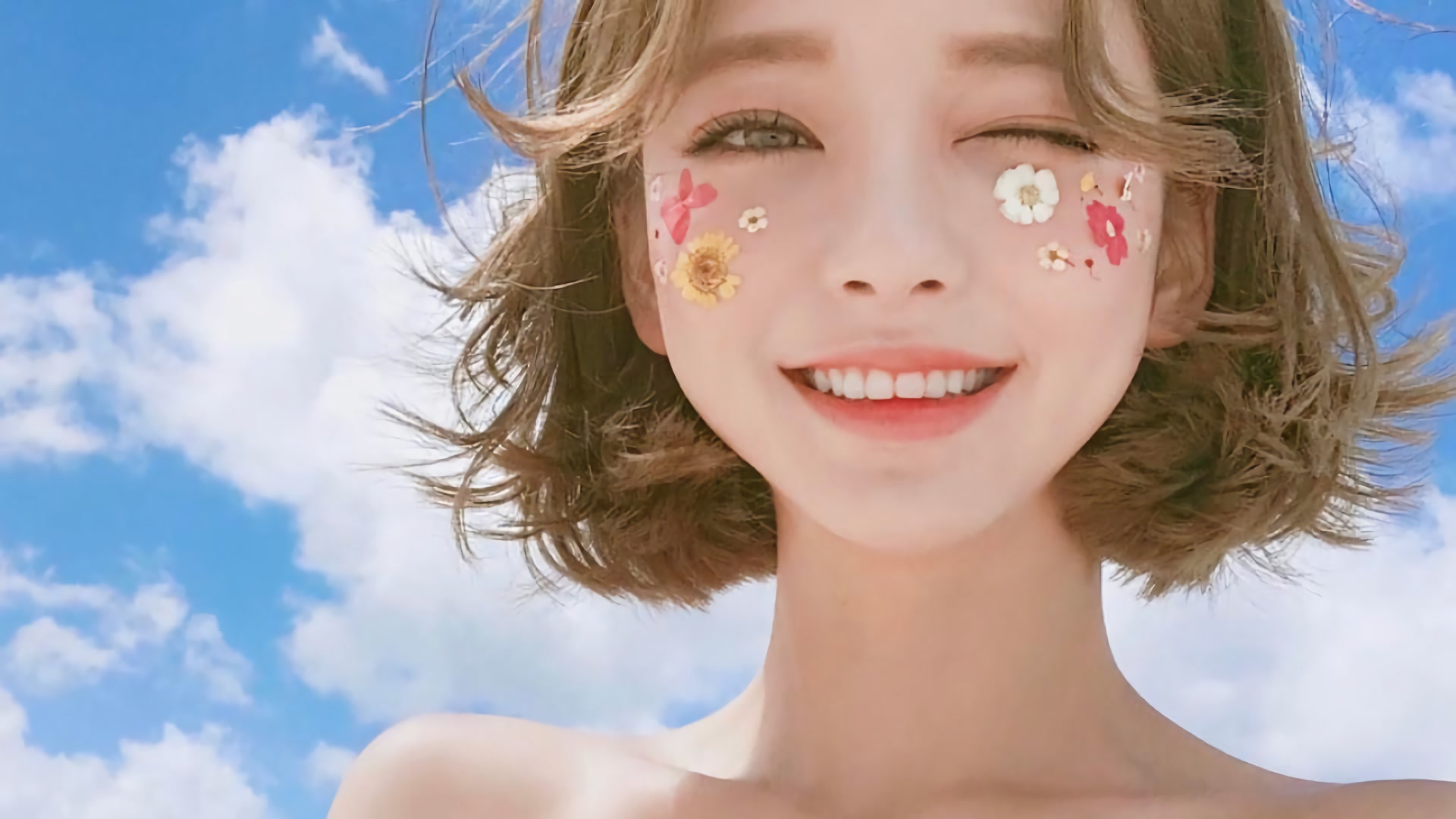 蓝天下的微笑少女