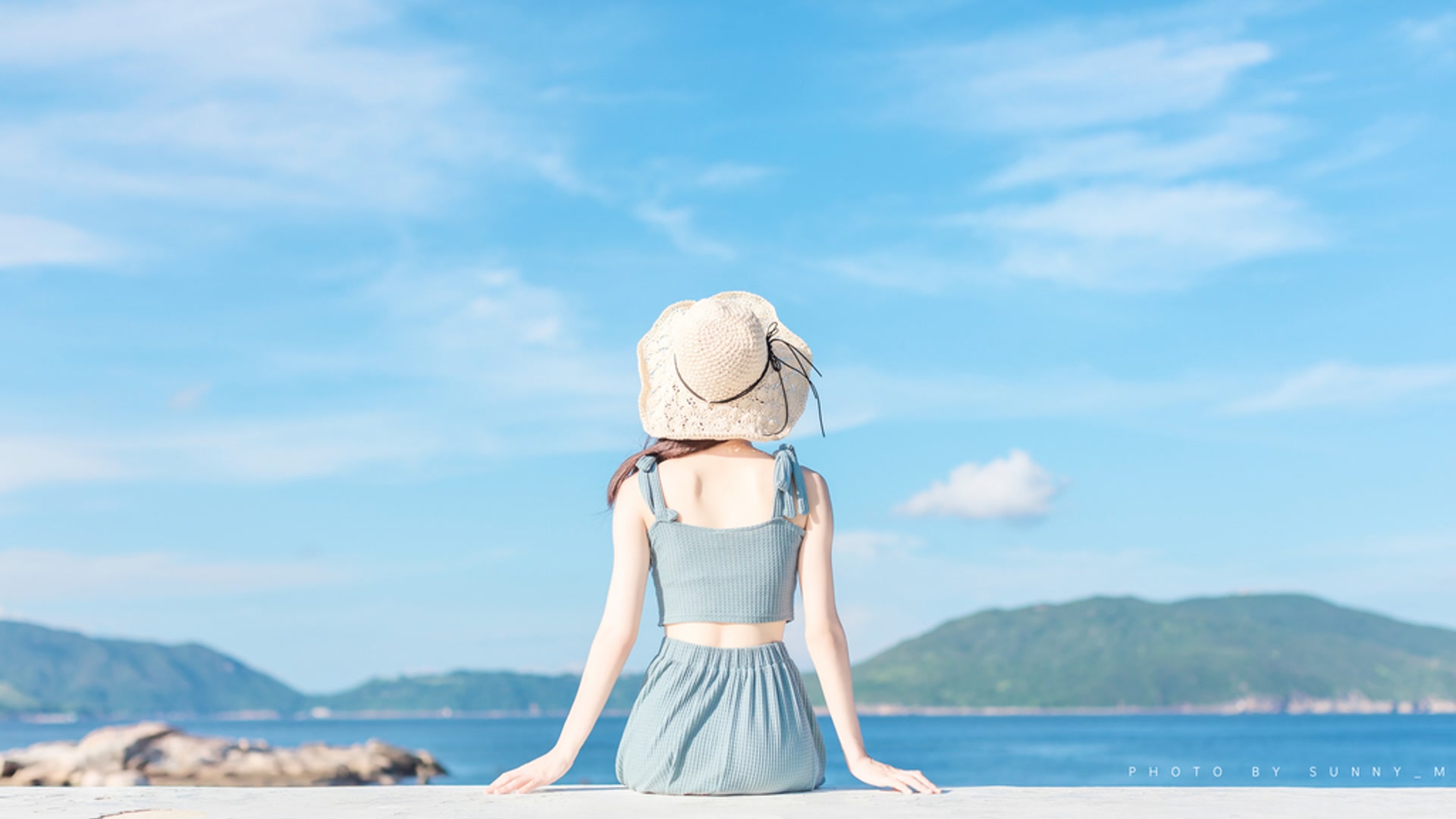 少女海边背影